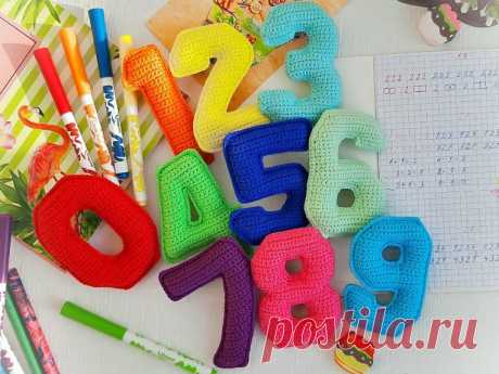 Амигуруми цифры вязаные крючком с описанием от 0 до 9 Цифры вязаные крючком от автора описания comofazercrochedozero. Цифры связаны крючком столбиками без накида поворотными рядами по приведенным схемам.