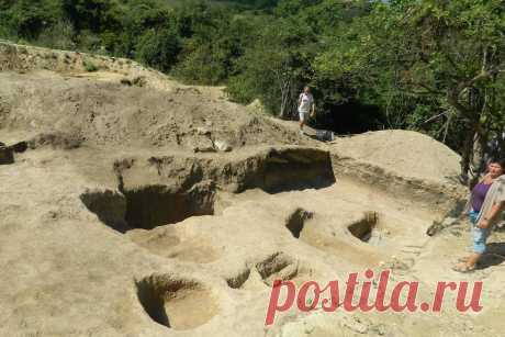 50 лошадей в могиле: археологи пытаются разгадать тайну в Опушках Могильник Опушки (по названию ближайшего села) - это самый крупный некрополь римского времени в предгорном Крыму. Раньше археологов, в 2002 году, его нашли и разграбили «черные копатели». Только через год была организована первая экспедиция специалистов, но до масштабных раскопок дело по разным причинам не доходило.