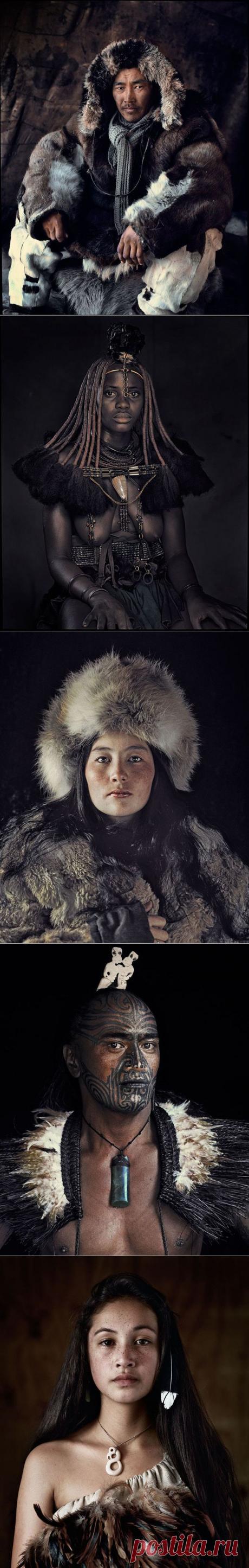 Фотограф Джимми Нельсон любит путешествовать по миру и узнавать новое. В своем очередном фотопроекте он решил поподробнее исследовать удаленные племена в разных точках планеты.
Эти древние а, порой, и малоизученные сообщества, живущие в отдаленных и даже суровых регионах мира, обладают очень богатой и занимательной историей и большим разнообразием интереснейших обычаев и традиций.