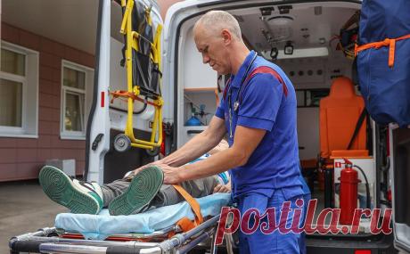 В Сочи пострадали 11 человек в результате атаки беспилотника. В Адлерском районе Сочи обломки сбитого беспилотника упали на улице Авиационной, в результате атаки два человека погибли, 11 пострадали, сообщил губернатор Краснодарского края Вениамин Кондратьев в телеграм-канале.