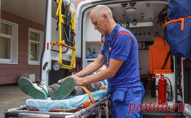 В Сочи пострадали 11 человек в результате атаки беспилотника. В Адлерском районе Сочи обломки сбитого беспилотника упали на улице Авиационной, в результате атаки два человека погибли, 11 пострадали, сообщил губернатор Краснодарского края Вениамин Кондратьев в телеграм-канале.