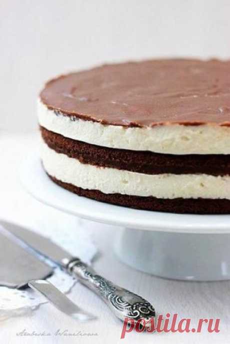 Торт Milka 🍰  Торт Milka 🍰 

Ингредиенты:

Для бисквита: 
4 яйца 
4 столовые ложки сахара 
4 столовые ложки с горкой муки 
1 чайная ложка порошка для выпечки 
3 столовые ложки какао 
4 столовые ложки горячей воды

Для крема: 
670 мл молока 
70 гр. картофельного крахмала 
2,5 столовые ложки сахара 
70 гр. белого шоколада 
170 гр. сливочного масла (комнатной температуры) 
100 гр. сахарной пудры

Шоколадная помадка: 
140 гр. молочного шоколада (лучше использовать половину м...
