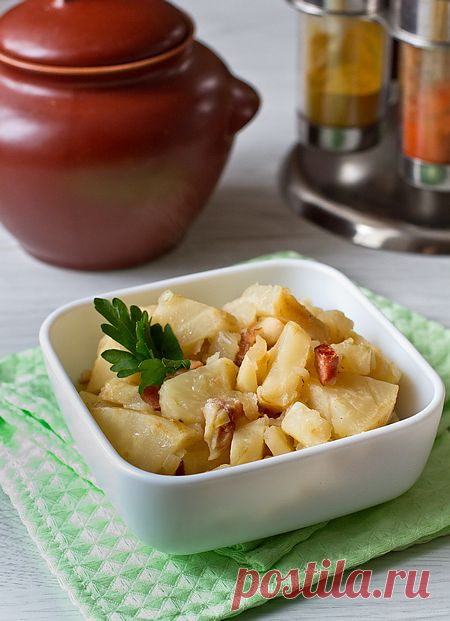 Тушеный сельдерей с беконом . Сельдерей прекрасен и сам по себе, просто как гарнир. Сегодня мы как раз и опробуем его в этом качестве. Ингредиенты на 6 порций: 1 крупный корень сельдерея (около 800 г),  1 крупная луковица, 100 г бекона (сырокопченой или копчено-вареной грудинки),  50 г сливочного масла,  соль по вкусу