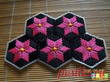 Красочные сумки, вышитые по пластиковой канве. Мастер-класс