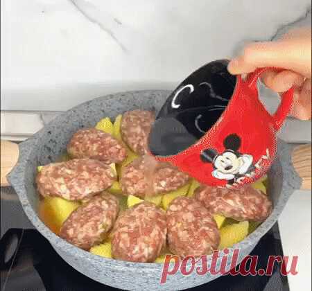 котлеты с картофелем в кастрюле