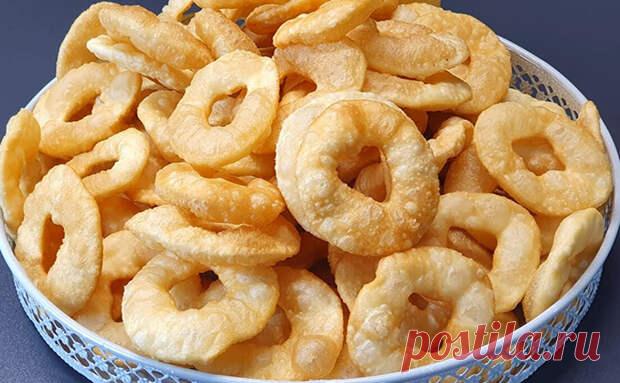 Только вода, мука, соль: в 10 минут жарим гору закуски на целый вечер - Steak Lovers - 24 апреля - 43475693082 - Медиаплатформа МирТесен Целую гору воздушной закуски на весь вечер можно легко приготовить всего за 10 минут. Из основных ингредиентов рецепт требует тольк муку, воду и соль: можно сказать, что готовим мы почти бесплатно. Ингредиенты: 200 миллилитров горячей воды, 500 граммов пресной пшеничной муки, чайная ложка без горки - 24 апреля - 43475693082 - Медиаплатформа МирТесен