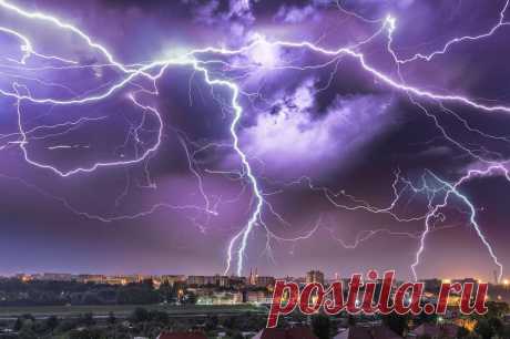 «Гром и молния»: 15 ярких фотографий, где разразившаяся стихия атакует город | Российское фото | Яндекс Дзен