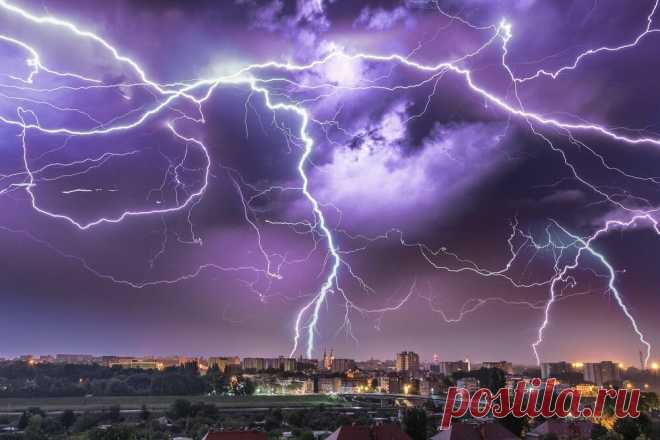 «Гром и молния»: 15 ярких фотографий, где разразившаяся стихия атакует город | Российское фото | Яндекс Дзен