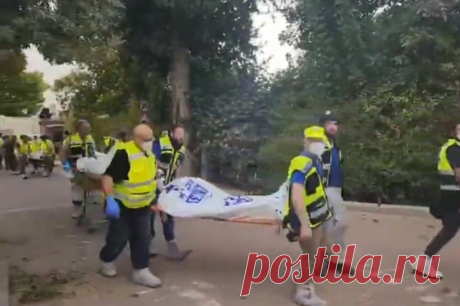 В кибуце Беэри обнаружили тела еще 100 погибших после резни израильтян. По сообщениям спасателей, бойцы ХАМАС нападали на мирных жителей.