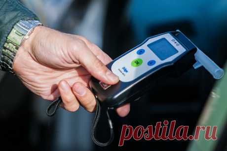 Нарколог назвал влияющие на показатели алкотестера продукты. На результат алкотестера может повлиять употребление ряда продуктов. Их перечислил нарколог Алексей Казанцев, сообщает «Вечерняя Москва». По словам нарколога, на показатели алкотестера влияет употребление кваса, безалкогольного пива, кумыса, скисших соков и конфет с алкогольной начинкой.