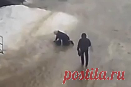 Превратившиеся в каток улицы российского города показали на видео. Улицы Ярославля превратились в каток. В Заволжском районе из-за образовавшейся наледи жители города не могут попасть в аптеку. Запись сделана, предположительно, на проспекте Машиностроителей. Россияне жалуются, что уже не первый день люди падают на этом участке. Пожилая женщина получила перелом.