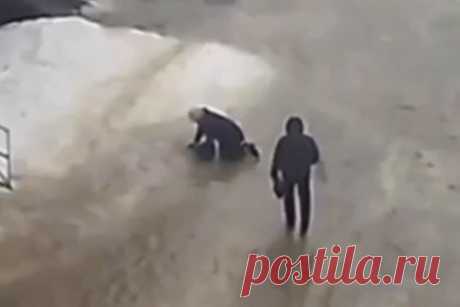Превратившиеся в каток улицы российского города показали на видео. Улицы Ярославля превратились в каток. В Заволжском районе из-за образовавшейся наледи жители города не могут попасть в аптеку. Запись сделана, предположительно, на проспекте Машиностроителей. Россияне жалуются, что уже не первый день люди падают на этом участке. Пожилая женщина получила перелом.