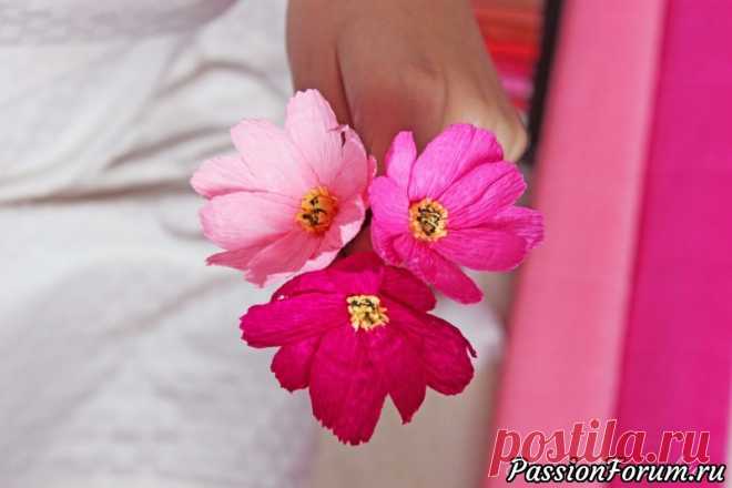 Космея из гофрированной бумаги - запись пользователя AlinaRomanovna (Алина) в сообществе Работа с бумагой в категории Другие поделки из бумаги и картона Космея — непокорный цветок, его часто можно встретить в дикой природе. У него простая и в то же время сложная форма.