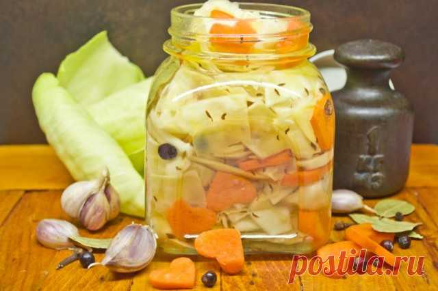 Капуста маринованная быстрого приготовления

Похожую капусту продают на рынках в рядах солений, но тамошние бабушки мне доверия не внушают, к тому же этот рецепт почти не отнимает времени: приготовить капусту можно очень быстро.
