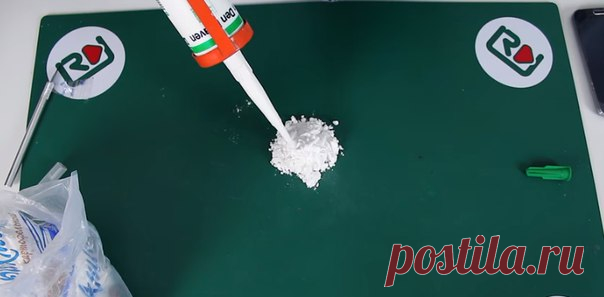 Как сделать силиконовый чехол со своим дизайном Силиконовые бамперы для смартфонов стоят недорого, но хендмейд-вещи всегда ценятся дороже обычных, потому что каждая из них уникальная. Из этой статьи вы научитесь делать силиконовые чехлы со своим собственным оформлением. Для этого потребуется строительный силикон, картофельный крахмал и декорации: краситель или краска, наклейки, лак для ногтей (можно с блёстками) и т.п. Также нужны перчатки, респиратор, лопатка, тонкий острый нож или скальпель,…