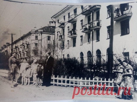 Ул. Московская. 1960-е гг., примерно 1961 г. Поделилась Любовь Русина.
Снимок фотографа-любителя, врача Сафронова Аркадия Поликарповича