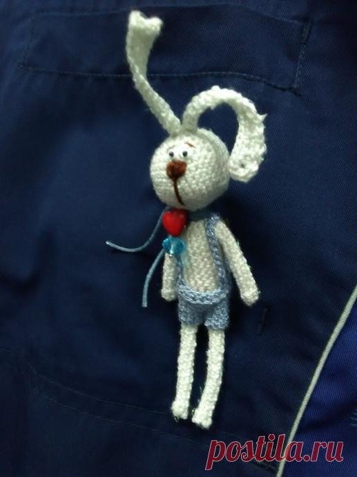 Зайка-брошь