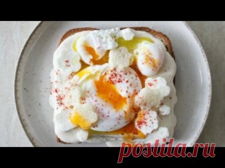 Рецепт: космический тост с яйцом пашот Ингредиенты:&mdash; хлеб&mdash; хумус&mdash; сливки 33%&mdash; 2 яйца&mdash; моцарелла (или любой сыр с нейтральным вкусом)&mdash; молотый перец чили, соль, оливковое масло по вкусуДля яйца пашот: доведите воду до кипения &mdash; она должна быть горячей, но без интенсивного бурления. Как...