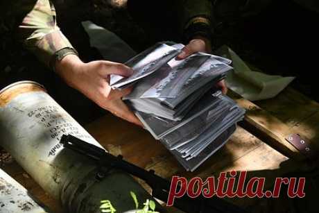 Описан эффект от листовок с призывом к ВСУ сдаться. Листовки с призывом к Вооруженным силам Украины (ВСУ) сдаться, которые сбрасывают с воздуха российские военные, дают хороший результат, считает военный эксперт, директор Музея войск ПВО Юрий Кнутов. В разговоре с «Лентой.ру» он рассказал, насколько эффективно работает такой психологический прием в военном конфликте.