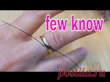 Врач показал мне, как снять кольцо, застрявшее на пальце.