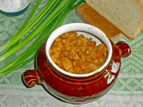Перловая каша с мясом в горшочках
 Не все любят перловую крупу, а зря. Кто-то не умеет ее вкусно приготовить, некоторые употребляют ее только в рассольнике. Хочу поделится с вами рецептом чудесного, вкусного и очень полезного блюда - перловой каши с мясом в горшочках. Я думаю, что после того, как вы попробуете это блюдо, ваше мнение о перловой каше изменится в лучшую сторону.  
Для приготовления перловой каши с мясом в горшочках нам понадобится: 
на 4 горшочка (600-700 мл): 
1,5 литра бульона и