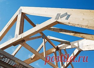 Крепление стропил 

Чтобы обеспечить надежное соединение частей стропильной системы, применяются особые крепежные элементы. Стропильным крепежом называются деревянные и металлические изделия, которые применяются при монтаже узлов стропильной системы. 

В их число входят деревянные элементы: 
брусья; 
косынки (треугольные накладки); 
нагеля; 
шипы. 
треугольная накладка для фиксации стропил 

Металлические элементы: 
гвозди; 
шурупы; 
болты в комплекте с шайбами и гайками; ...