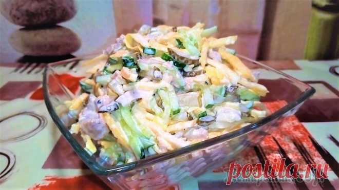 Салат с мясом и яичными блинчиками.