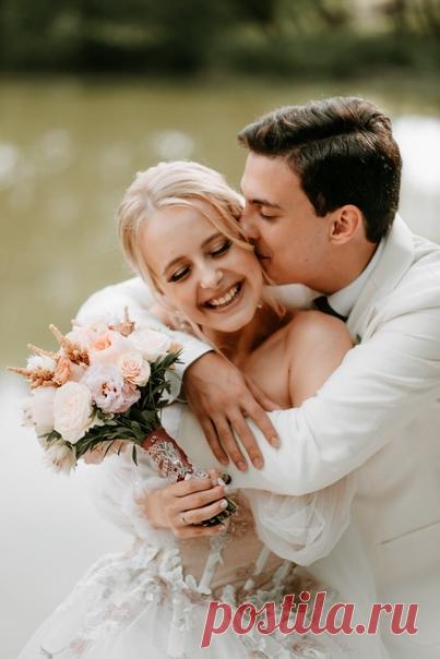 Аллилуйя любви: творческая свадьба двух актеров 😍 Ребята создали необычную свадьбу: театральные маски, пригласительные в стиле билетов в театр и афиши, как на спектаклях!