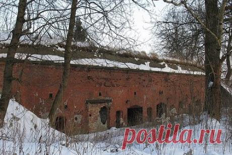 В Калининграде создадут туристический кластер на старинном крепостном валу. Крепостной Литовский вал в Калининграде станет основой для большого культурно-туристического кластера. По словам пресс-секретаря губернатора Калининграда Дмитрия Лыскова, совет по культуре решил создать на основе старинного крепостного сооружения культурно-туристический кластер.