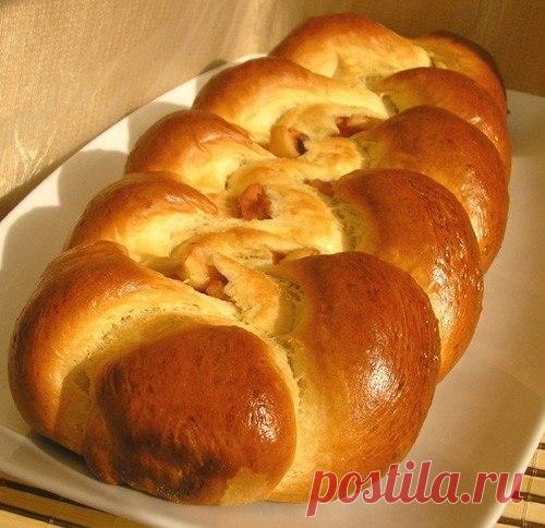 Плетёнки «Проще простого»

Ингредиенты:

молоко - 160 мл
дрожжи сухие - 1 ч.л.
яйцо - 2 штуки (желток оставить для смазки поверхности пирога)
масло сливочное - 40 гр
сахар - 1/3 стакана
мука - 420-450 гр
ваниль
Джем клюквенный - 100 мл
Джем лимонный - 100 мл
крахмал - 2 ч.л.
соль - щепотка