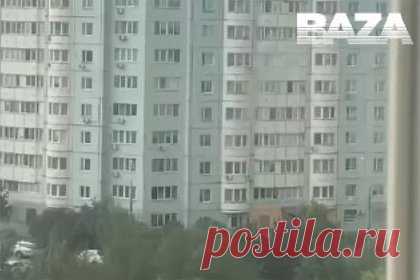 В Москве сняли на видео повисшего на карнизе 12-го этажа четырехлетнего ребенка