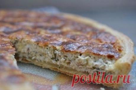 Киш с курицей и сыром 

Ингредиенты: 

Для теста: 

Охлажденное сливочное масло — 150 г 
Мука — 170 г 
Ледяная вода — 3 ст. л. 

Для начинки: 

Сливки — 200 мл 
Отварная куриная грудка — 1 шт. 
Яйца куриные — 2 шт. 
Сыр — 150 г 
Укроп — по вкусу 

Приготовление: 

1. За 1 час до приготовления достать из холодильника масло и оставить на кухне слегка оттаять, а за 30 минут до замешивания убрать в морозилку с 3 столовыми ложками воды. Все ингредиенты смешать сначала вилкой в ...