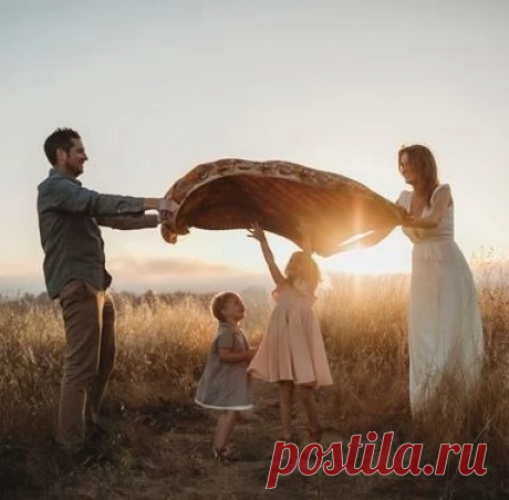Однажды я приволокла домой тяжелые сумки продуктов. Муж болел гриппом, и точно был дома.

Я вошла в прихожую и кричу: "Возьми у меня сумкииии!".

А он лежит, температура высокая, потеет под одеялом.

- Тебе вообще на меня плевать, да? - спрашивает муж очень зло.

Он не понимает, зачем дергать больного человека: просто сними сапоги и сама отнеси сумки на кухню.

Я же стою в прихожей и чуть не плачу от обиды. Мужик с температурой, мне кажется, все равно мужик, и ничего страш...
