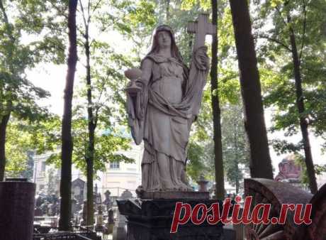 Знаменитые кладбища Петербурга: от 1713 года до наших дней Кладбища Петербурга – это не только мрачные кресты и оградки. Здесь много монументального искусства и философии. Рассказываем, куда съездить подумать о вечном и посетить могилы известных людей.