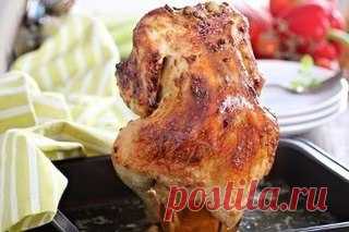 Курица, запечённая в духовке на банке с пивом

Вот, на мой взгляд, гениальный рецепт: курица, запечённая в духовке на банке с пивом. Активное время готовки – 10 минут (меньше, наверно, просто не бывает), можно приготовить накануне праздника, а перед подачей только разогреть. А главное – очень, очень вкусно.
Показать полностью…