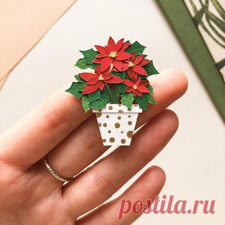 Red poinsettia in detail 🎄
——————————
Lissovacraft.etsy.com