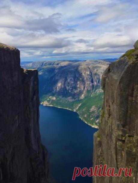 Happy Thoughts Kjerag, Norway [OC] [3024x4032] via /r/EarthPorn https://ift.tt/2TYxhwG