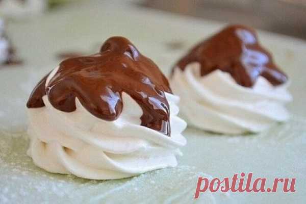 Яблочный зефир : Готовим по-домашнему Вкуснейший, воздушный в меру сладкий зефир. Приготовить этот десерт сможет каждый, главное правильно соблюдать всю последовательность в приготовлении. ИНГРЕДИЕНТЫ: сахар 750 г яблочное пюре 250 г вода 160...