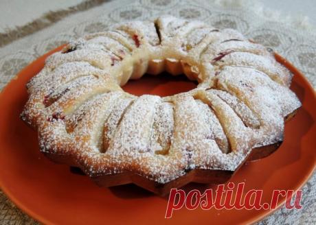 ПОСТНЫЙ МАННИК С ЯБЛОКАМИ И ЯГОДАМИ. Автор фото-рецепта Жанна Логинова. В рецепте используется стакан объемом 250 г 
 
Манка 1 стакан 
Вода 1 стакан 
Мука 1 стакан я муки кладу меньше стакана - 5-6 ст. л. 
Сахарный песок -1 стакан, я меньше кладу, 5-6 ст. л. 
Ванильный сахар -1 ч. л. 
Растительное масло 0,5 стакана (4-5 ст. л.) 
Яблоко, лучше антоновка 1 шт. крупное или 2 средних 
Брусника (или другие ягоды) замороженная - 2/3 стакана 
Цедра лимона для цвета 
Сок лимонный ...