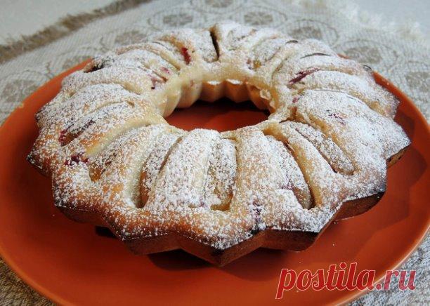 ПОСТНЫЙ МАННИК С ЯБЛОКАМИ И ЯГОДАМИ. Автор фото-рецепта Жанна Логинова. В рецепте используется стакан объемом 250 г 
 
Манка 1 стакан 
Вода 1 стакан 
Мука 1 стакан я муки кладу меньше стакана - 5-6 ст. л. 
Сахарный песок -1 стакан, я меньше кладу, 5-6 ст. л. 
Ванильный сахар -1 ч. л. 
Растительное масло 0,5 стакана (4-5 ст. л.) 
Яблоко, лучше антоновка 1 шт. крупное или 2 средних 
Брусника (или другие ягоды) замороженная - 2/3 стакана 
Цедра лимона для цвета 
Сок лимонный ...