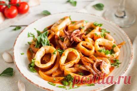 Салат из кальмара и осьминога – простой и вкусный рецепт, как приготовить пошагово Очень необычный и вкусный салат. Для приготовления овощи не понадобятся, только кальмары и осьминог. По желанию можно добавить немного свежей кинзы или петрушки. Перед подачей салат необходимо обязательно настаивать в холодильнике.