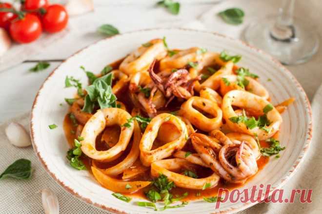 Салат из кальмара и осьминога – простой и вкусный рецепт, как приготовить пошагово Очень необычный и вкусный салат. Для приготовления овощи не понадобятся, только кальмары и осьминог. По желанию можно добавить немного свежей кинзы или петрушки. Перед подачей салат необходимо обязательно настаивать в холодильнике.