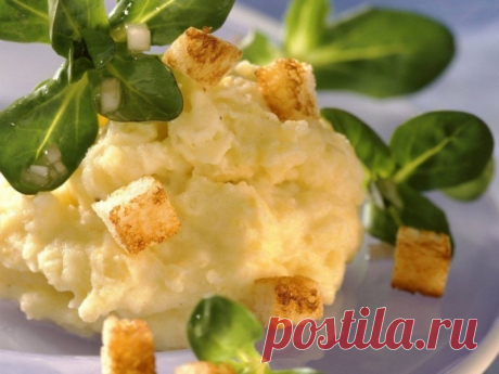 ​Пюре с бульоном Ингредиенты:
Картофель &mdash; 5-7 шт.Соль, перец &mdash; по вкусуКуриный бульон &mdash; по вкусуПриготовление:1. Очищенный и нарезанный картофель варите в воде до готовности.2. Слейте воду, добавьте кипящий куриный бульон.3. Посолите, поперчите, разомните в пюре.Приятного аппетита!