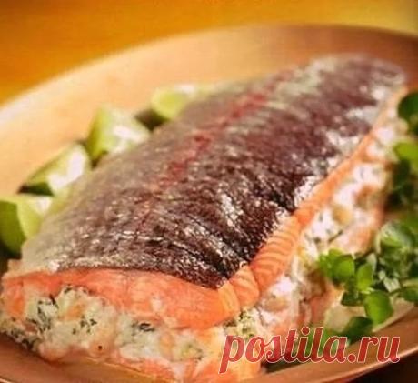 Горбуша, фаршированная сыром и грибами
 
Горбуша, фаршированная шампиньонами и сыром, получается очень вкусной и сочной. Готовится блюдо несложно. Близкие точно останутся довольны этим блюдом! Рыбку можно подать и в тёплом виде, но нам она больше нравится охлажденной.
 
Берём
1 горбушу,
200 г сыра,
2 луковицы,
4 шампиньона,
4 ст.л. майонеза,
3 зубчика чеснока,
сок половины лимона,
перец,
соль.
 
Рыбу потрошим, удаляем голову, хвост, хребет. Промываем, делаем надрезы на бок...