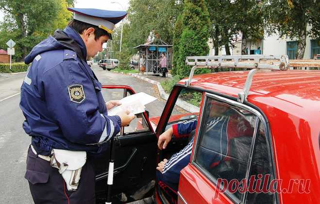 С апреля 2017 года сотрудники ДПС будут применять новый регламент ГИБДД по надзору за дорожным движением. В документе, подготовленном МВД, есть ряд нововведений, а также учтены современные технологии.
Новый административный регламент ГИБДД по надзору за соблюдением требований в области безопасности дорожного движения был подготовлен в связи с многочисленными изменениями действующего законодательства