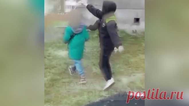 На Сахалине школьники затравили двух девочек, сняли на видео и вставили нацистские символы. На Сахалине группа школьников травили двух девочек, снимали это на видео, в которое вставили цифровой код с нацистскими лозунгами, и выложили издевательства в интернете. Об этом сообщает Telegram-канал "ЧП, ДТП. Сахалин - Точка ...