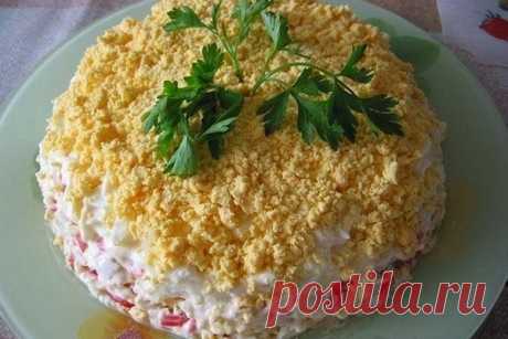 Слоеный салат с крабовыми палочками и рыбой, рецепт с фото Слоеный салат с крабовыми палочками и рыбой, рецепт. палочки крабовые 6 шт., яйца 4 шт., сырок плавленый 1 шт...