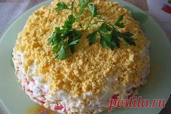 Слоеный салат с крабовыми палочками и рыбой, рецепт с фото Слоеный салат с крабовыми палочками и рыбой, рецепт. палочки крабовые 6 шт., яйца 4 шт., сырок плавленый 1 шт...