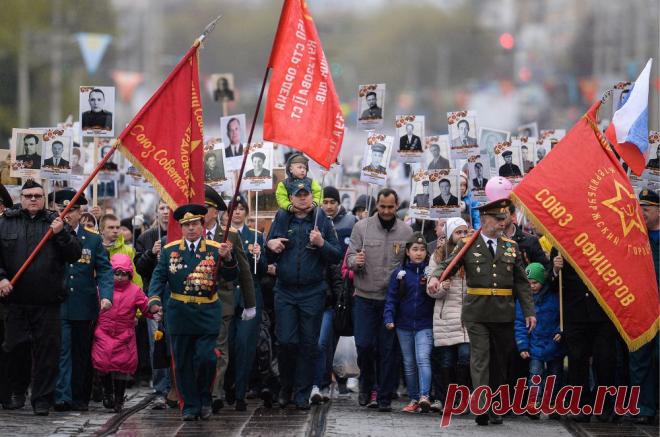 Акция "Бессмертный полк" в Екатеринбурге  © Донат Сорокин/ТАСС  | ТАСС: Общество - Живая память: акция "Бессмертный полк" в городах мира