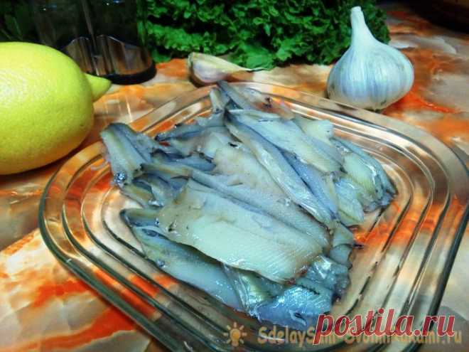Как почистить мойву быстро и без костей Мойва – это недорогая и вкусная рыбка. Она отлично подходит в качестве закуски в копченом, соленом, жаренном, запеченном виде. Но многие не хотят с ней связываться из-за процесса филирования. Кажется, что сложно удалить все внутренности и кости у такой мелочи. Но есть способ очистки, который